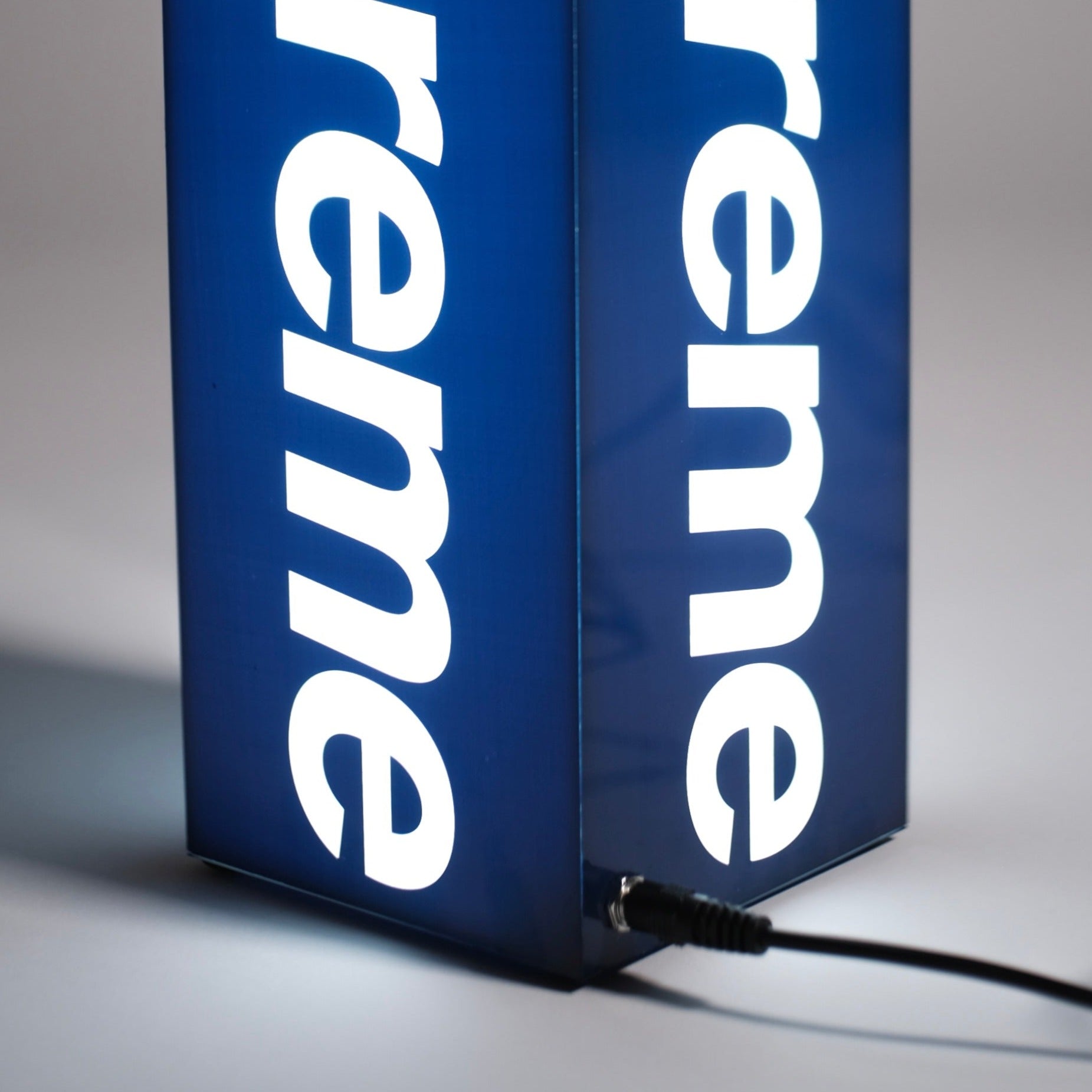 Supreme Box Logo Lamp Azul – Locos Only Drops